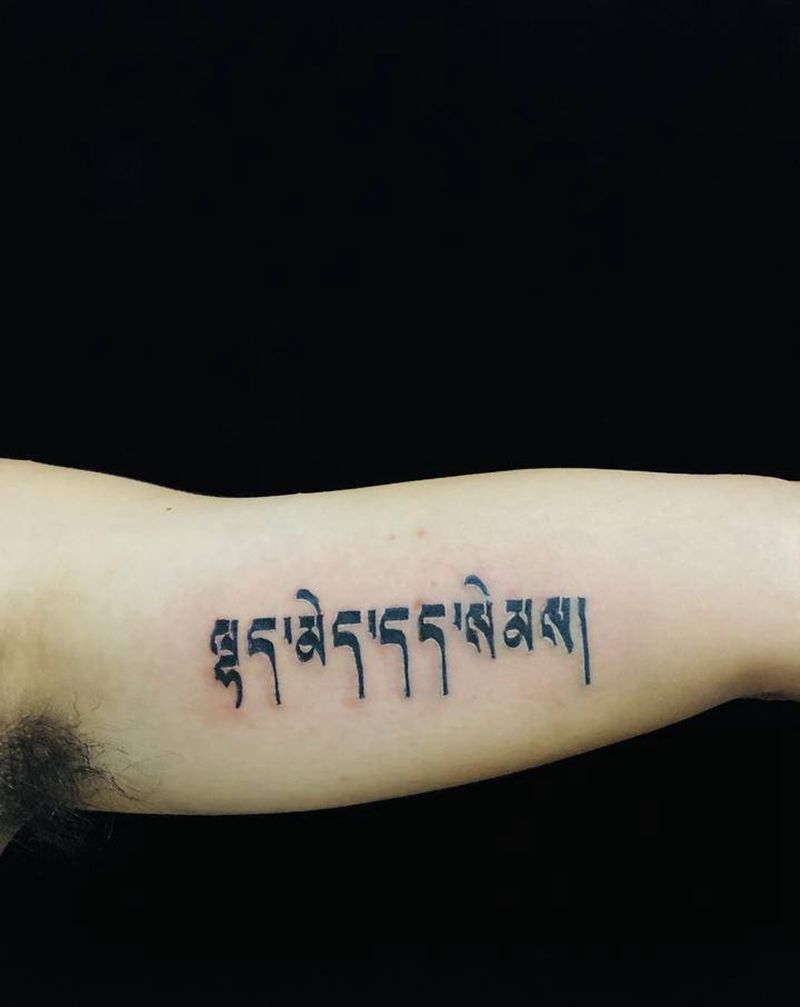 梵文(虔诚)纹身图片_手臂新传统纹身图案