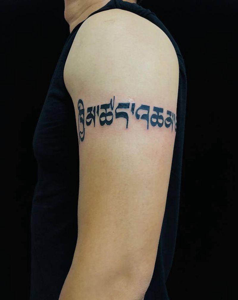 大臂梵文（家庭和谐）纹身图片_手臂新传统纹身图案