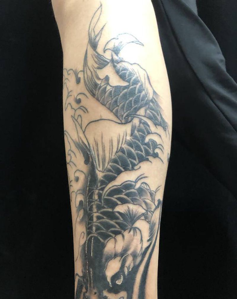 小腿鲤鱼纹身图片_腿部新传统纹身图案