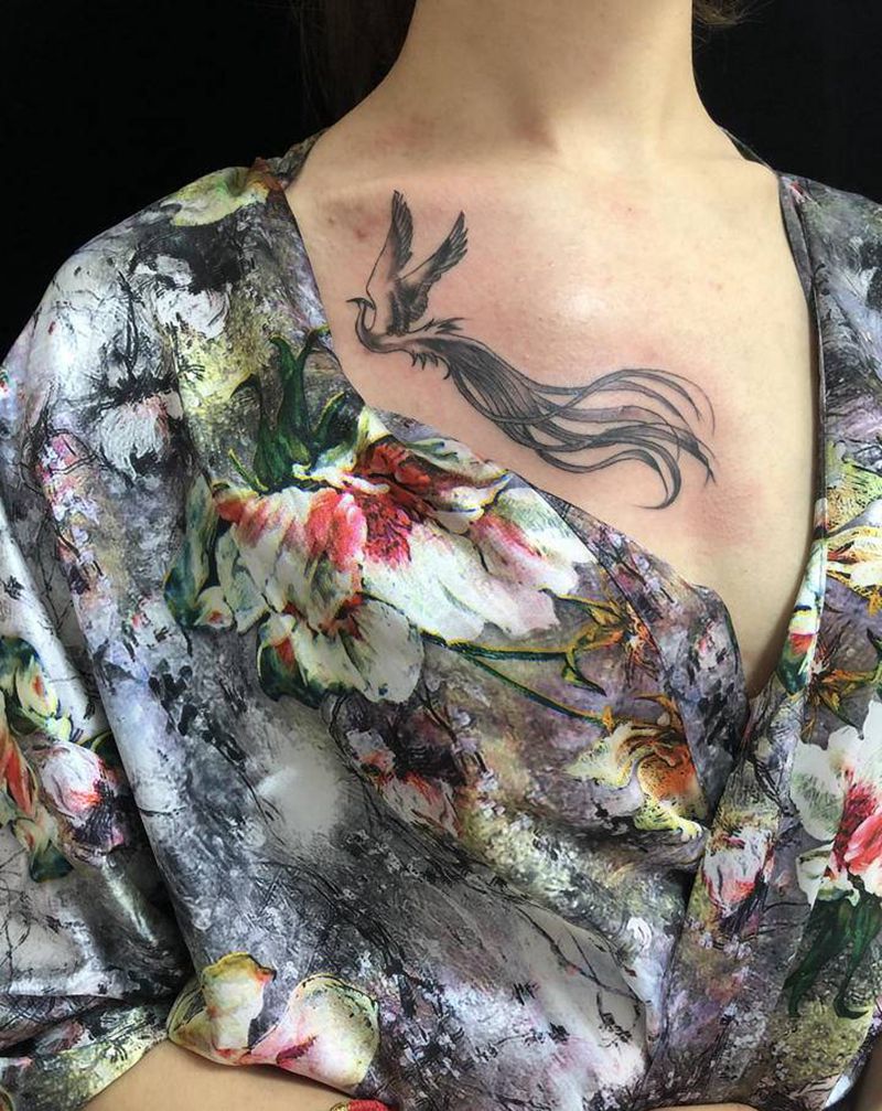 锁骨凤纹身图片_胸部新传统纹身图案