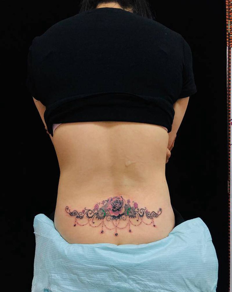 后腰蕾丝花纹身图片_腰部新传统纹身图案