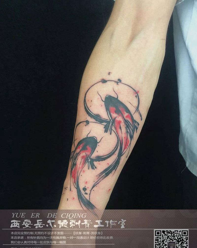 水墨鱼纹身图片_手臂水墨纹身图案
