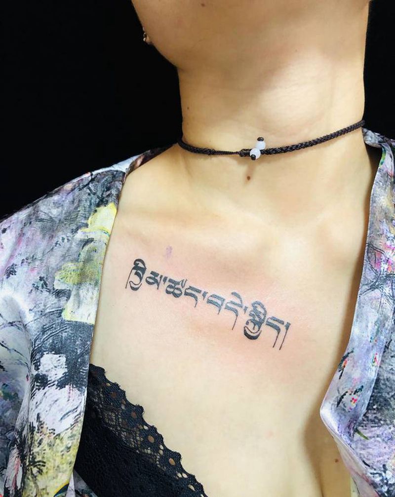 锁骨梵文纹身图片_胸部新传统纹身图案