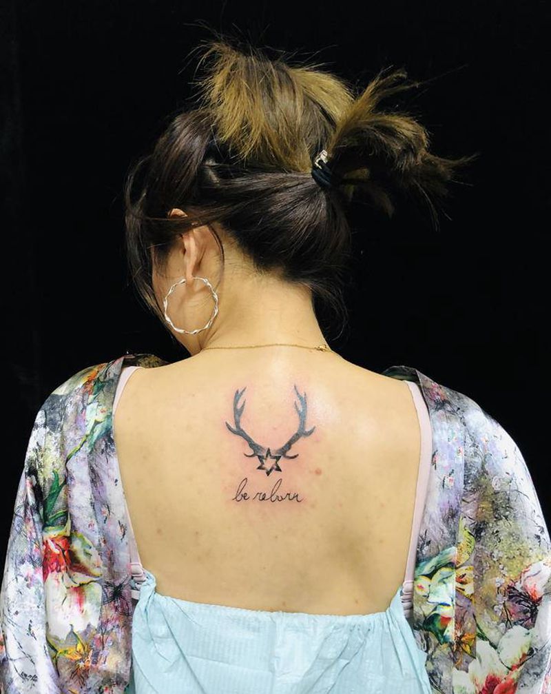 鹿纹身图片_背部新传统纹身图案