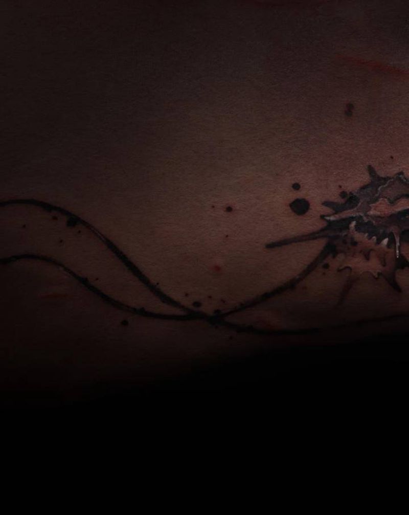 《龙》纹身图片_腿部水墨龙纹身图案