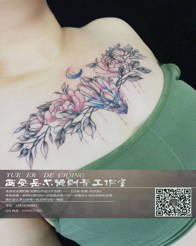 花胸纹身图片_胸部水墨纹身图案