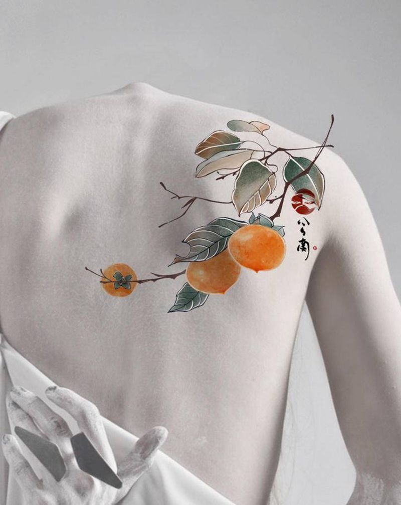 《吉柿》纹身图片_手臂背部水彩水墨柿子国风叶子纹身图案