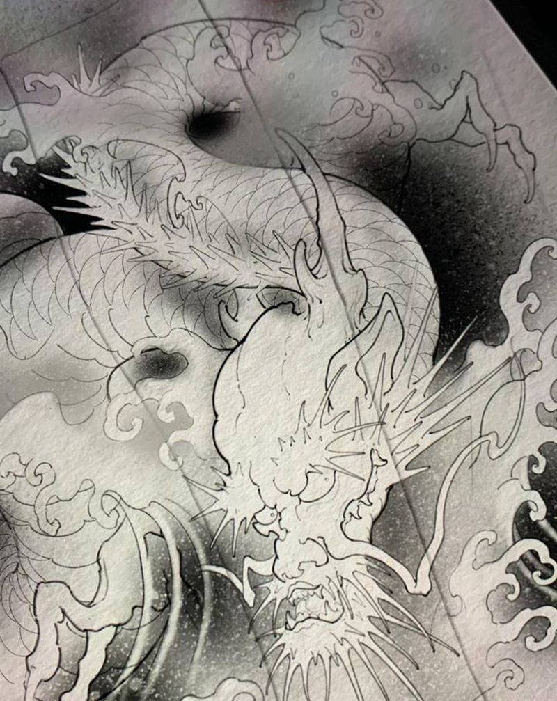 传统纹身龙手稿纹身图片_手臂新传统龙浪花水浪纹身图案