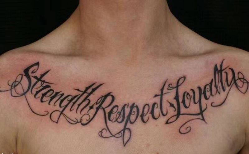 花体字纹身图片_胸部新传统纹身图案