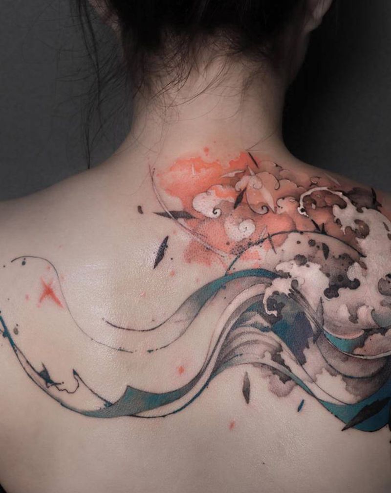 《星辰大海》纹身图片_背部水墨水浪纹身图案