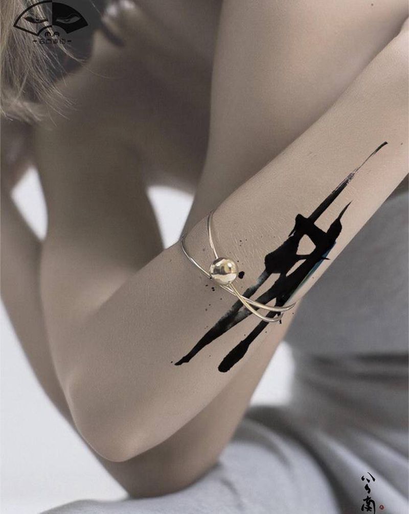 《月》纹身图片_手臂水彩水墨月亮汉字国风纹身图案