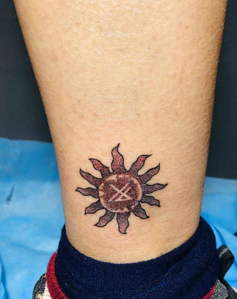 太阳纹身图片_腿部纹身图案