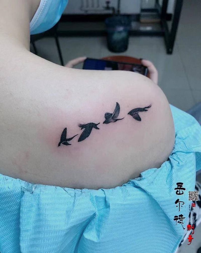 鸟纹身图片_肩部水墨纹身图案