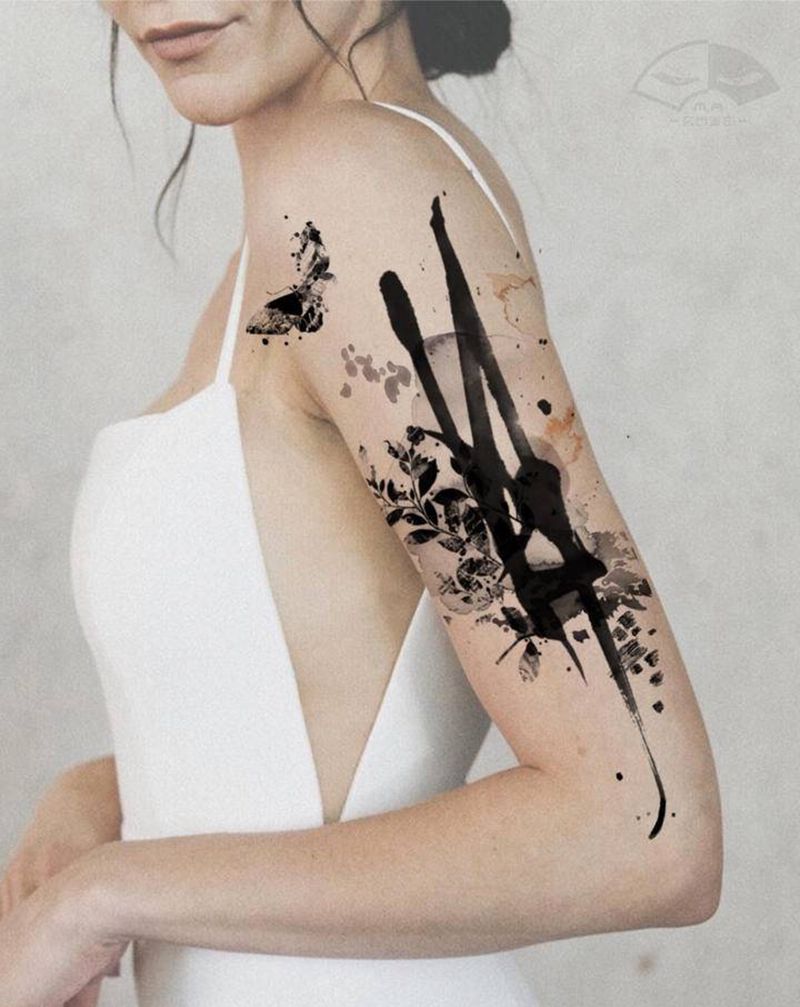 《月》纹身图片_手臂腿部水彩水墨月亮叶子蝴蝶纹身图案