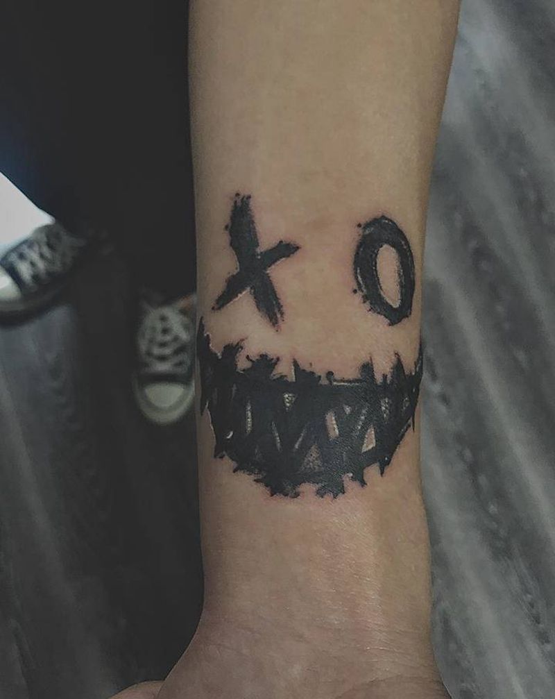 笑脸纹身图片_手臂图腾点刺纹身图案