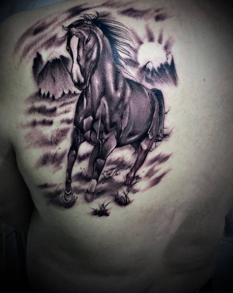 马纹身图片_背部欧美写实纹身图案