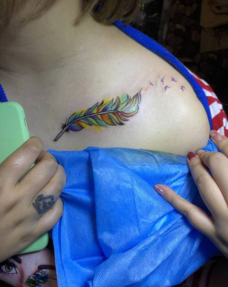 羽毛纹身图片_胸部水彩纹身图案