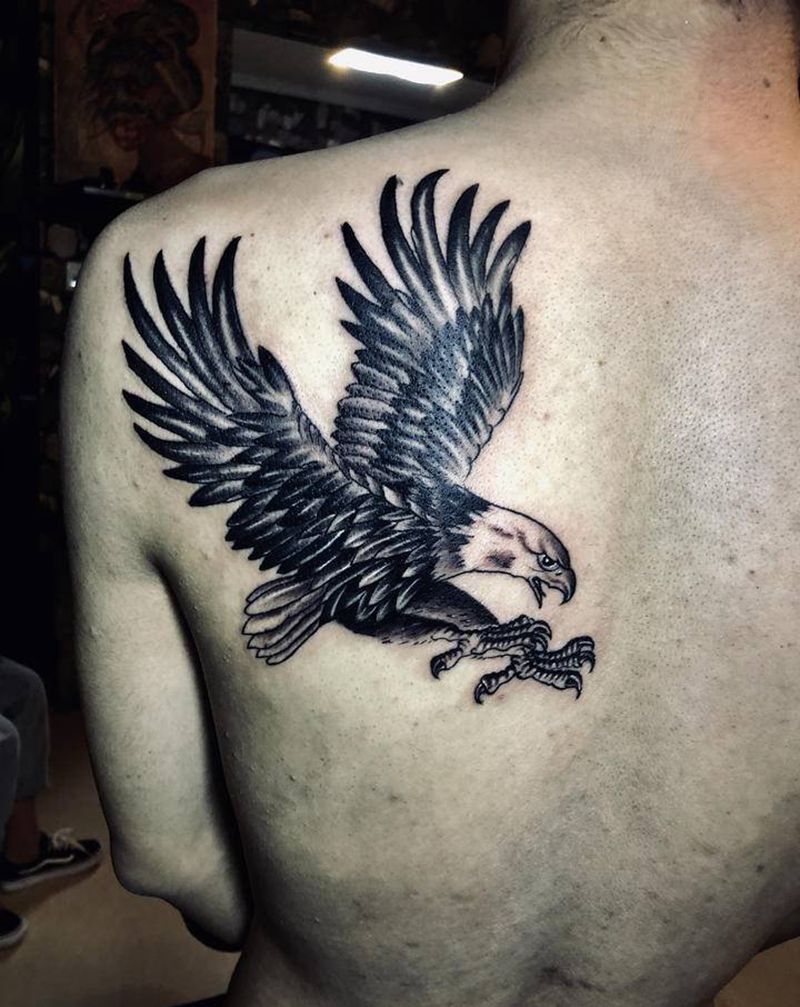 鹰纹身图片_背部新传统纹身图案
