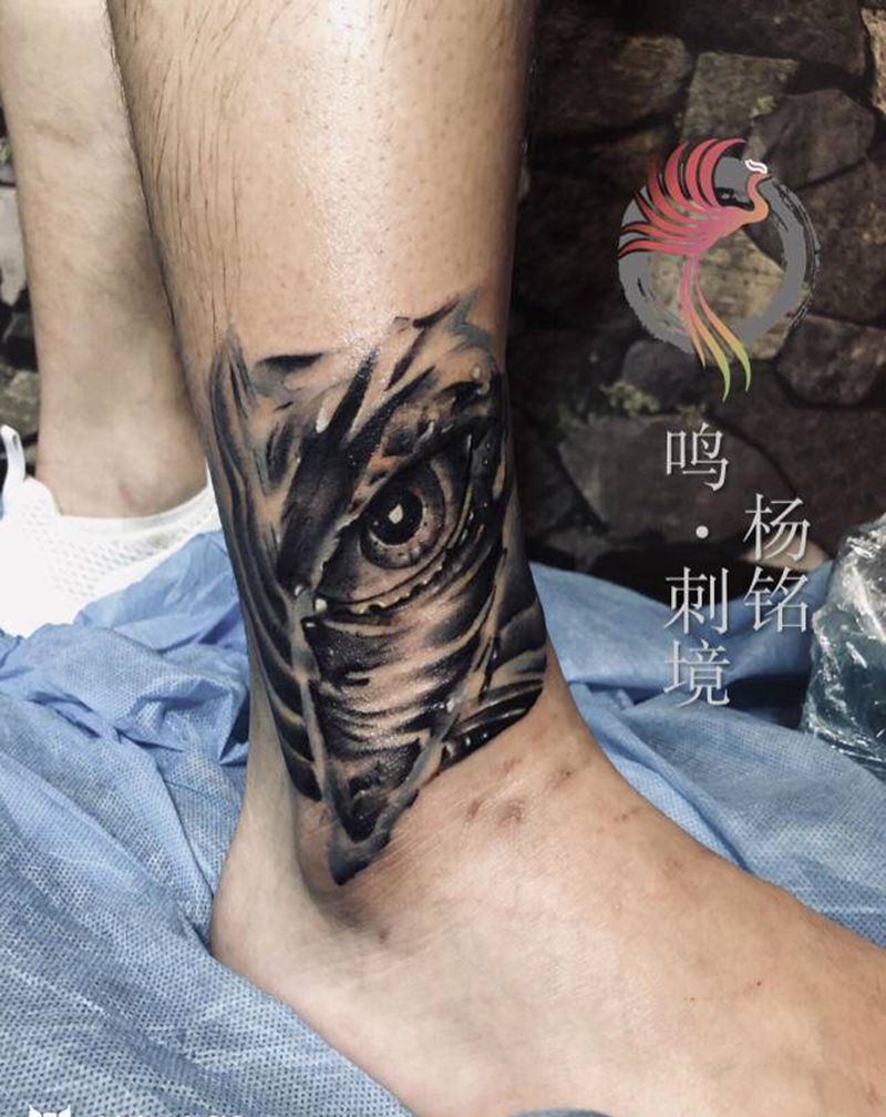 上帝之眼纹身图片_腿部欧美写实水彩纹身图案