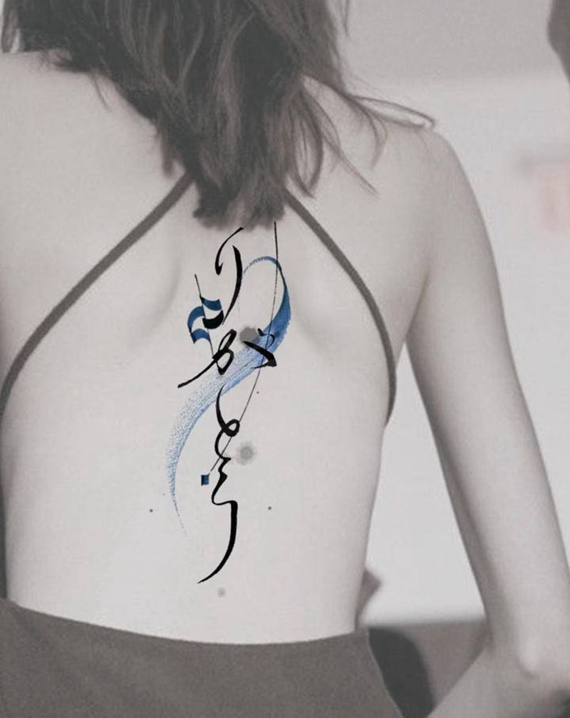 小清新纹身图片_背部腿部水彩水墨汉字蓝色纹身图案