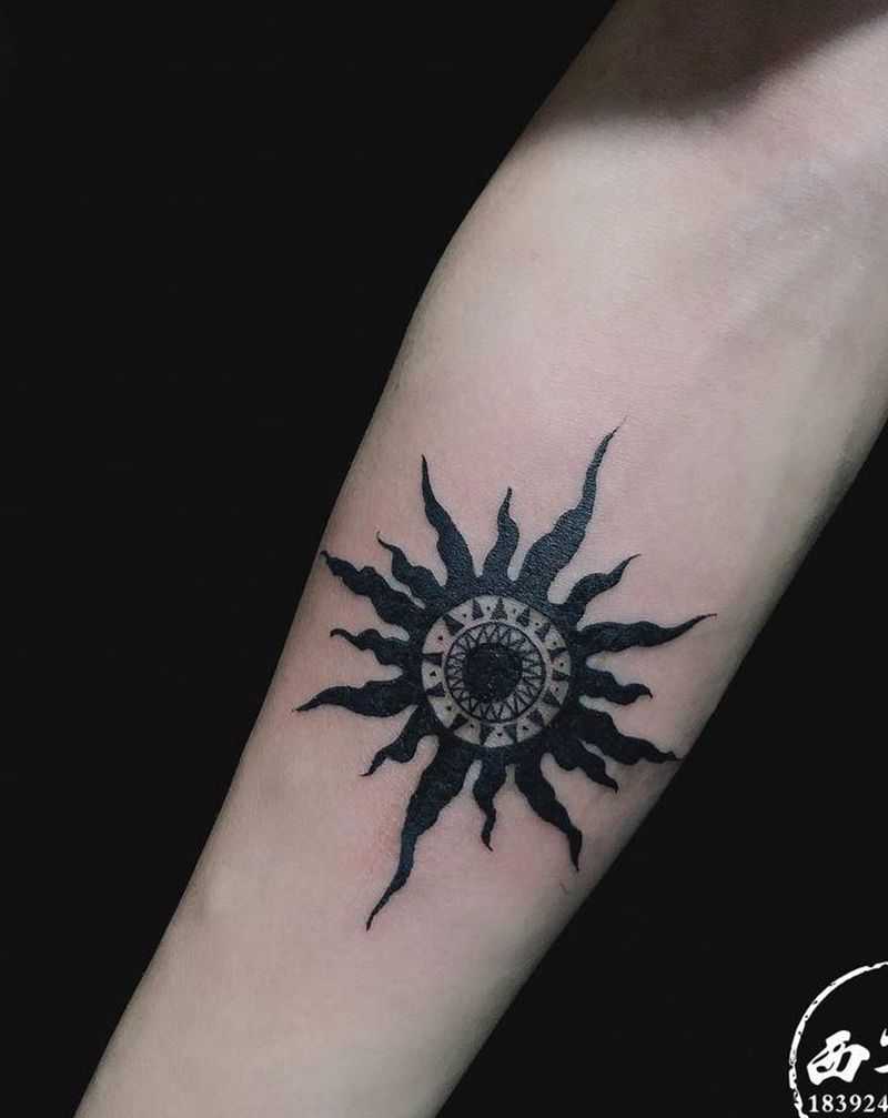 太阳纹身图片_手臂新传统纹身图案