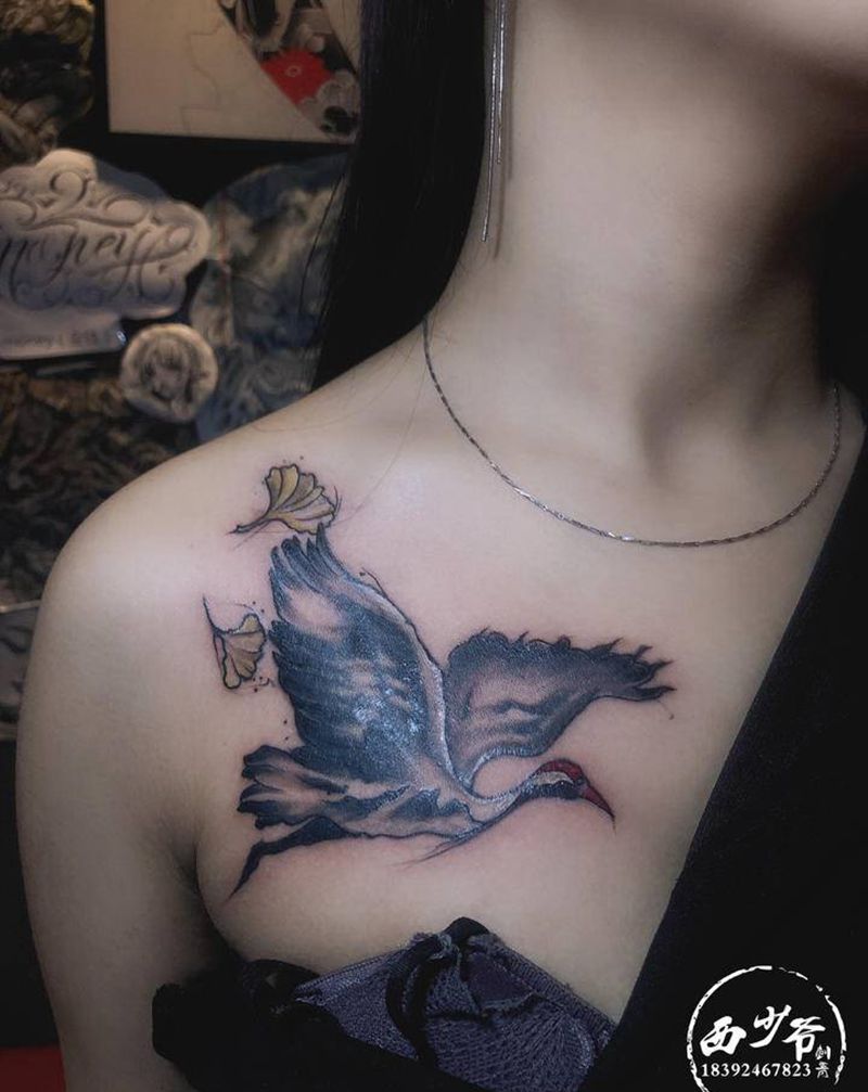 鹤遮盖纹身图片_胸部新传统纹身图案