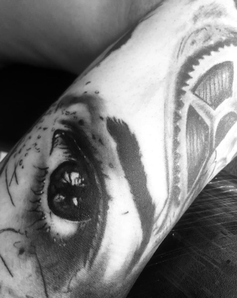 眼睛纹身图片_手臂欧美写实纹身图案