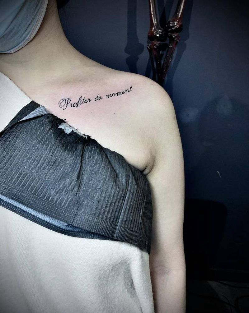 小字母纹身图片_肩部颈部纹身图案