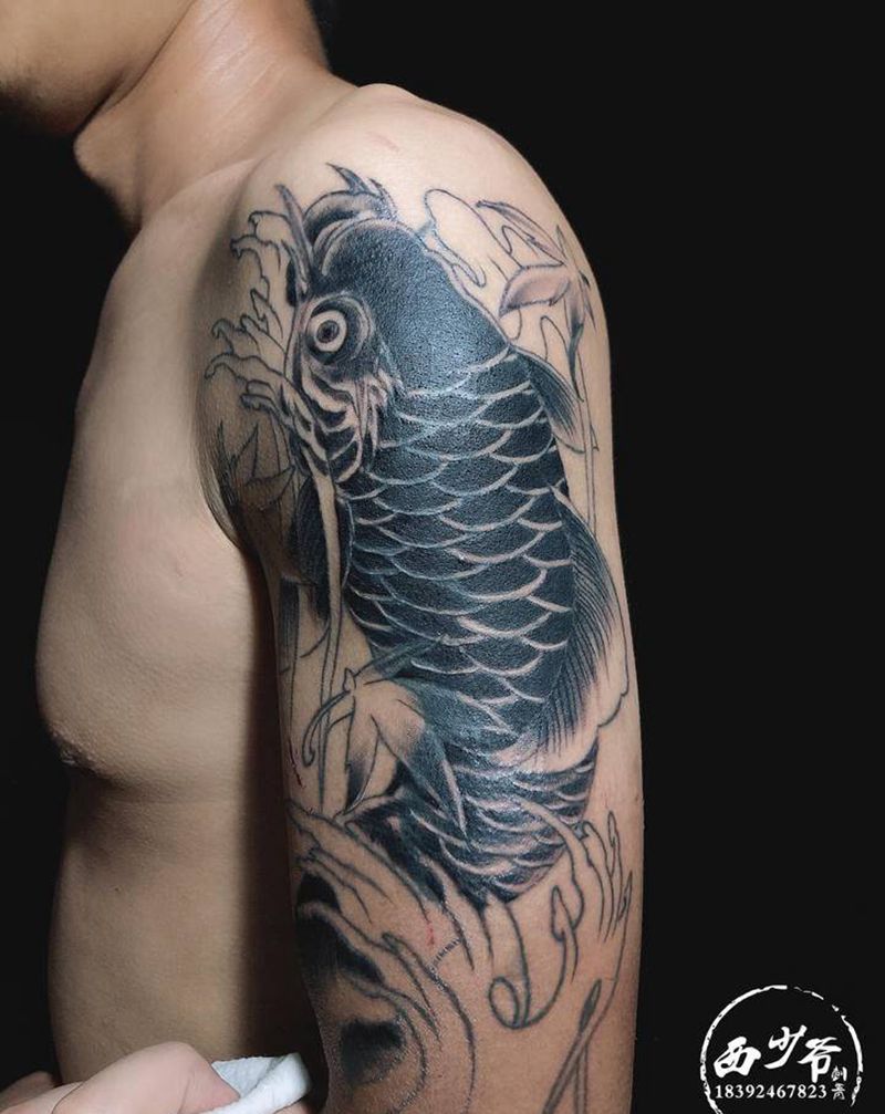 大臂鱼纹身图片_手臂纹身图案