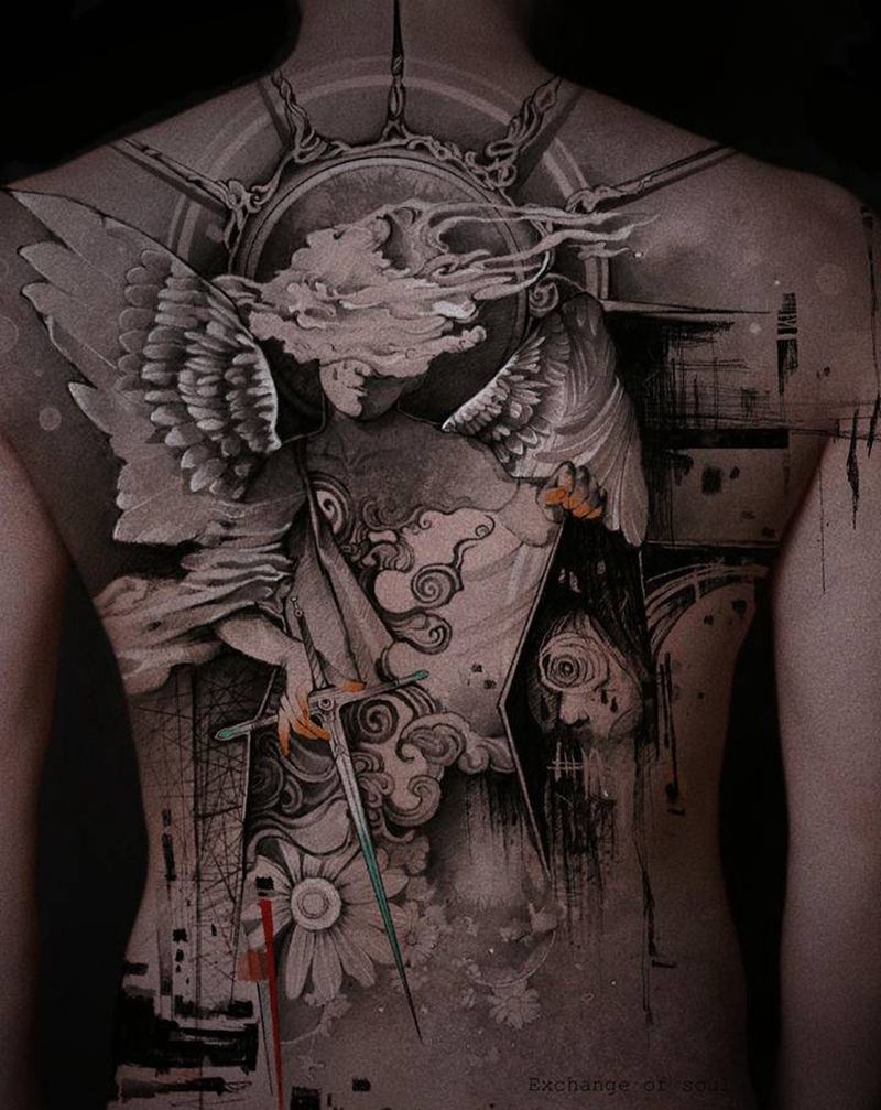 【灵魂交换】纹身图片_背部表现主义纹身图案