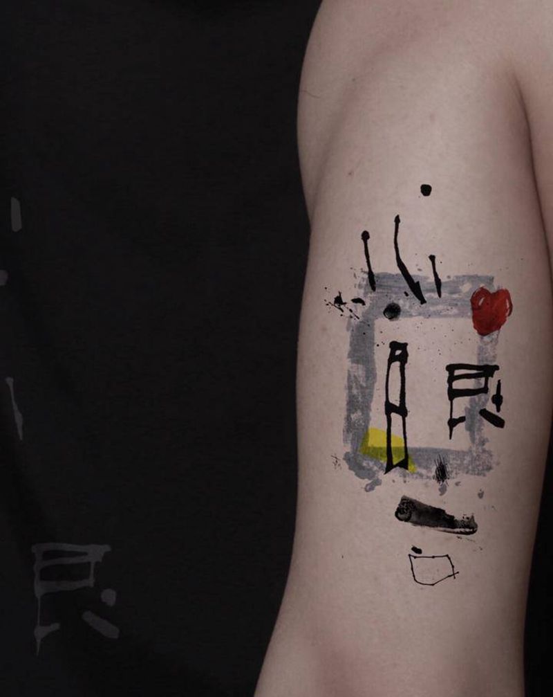 《小心眼》纹身图片_手臂背部水彩新传统字卡通趣味纹身图案