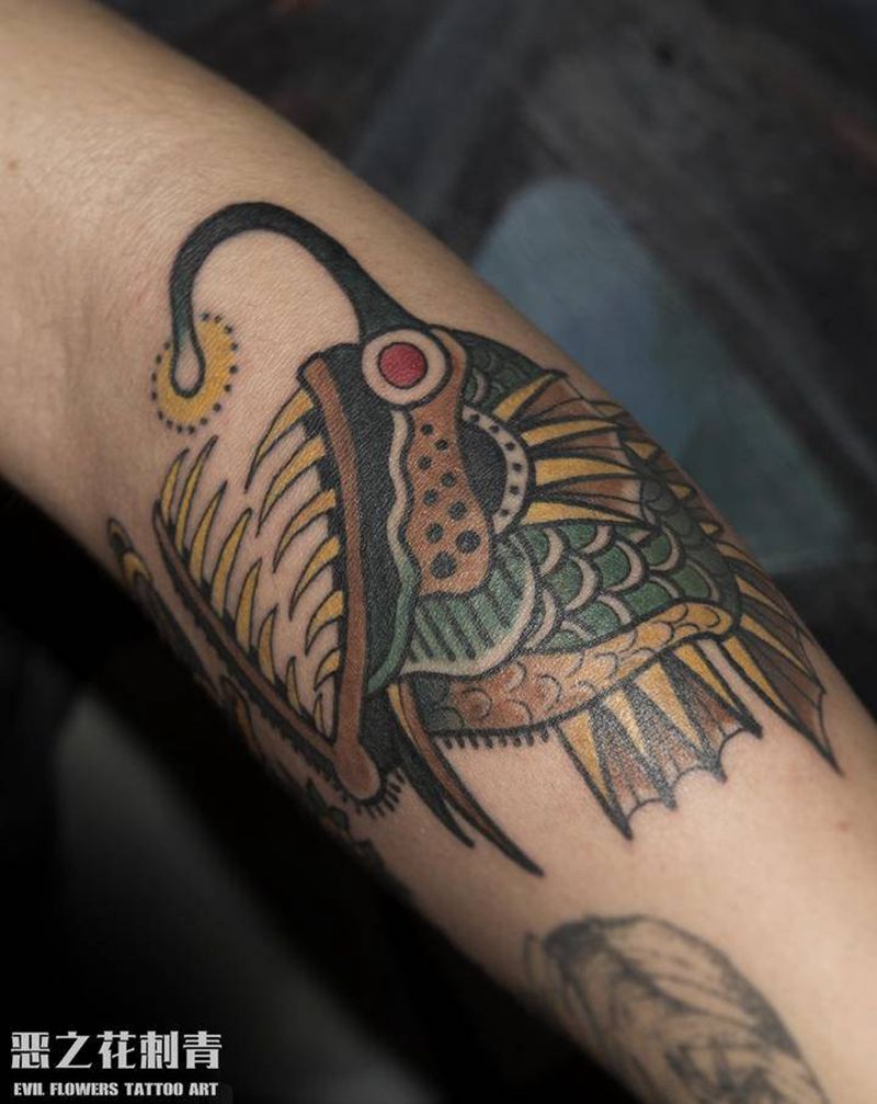 安康鱼纹身图片_肩部手臂新传统Old School纹身图案