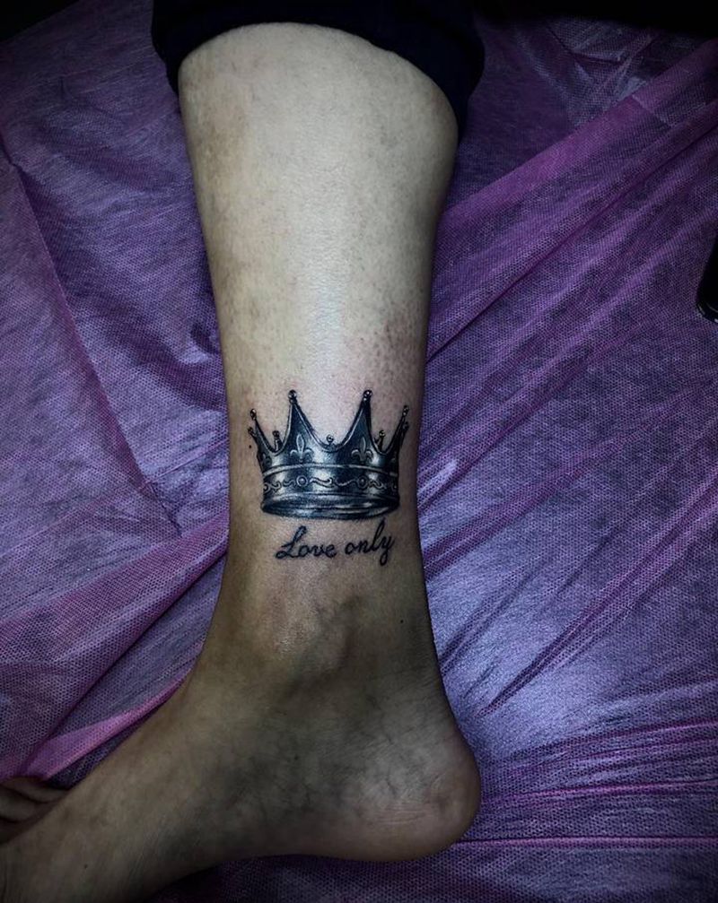 皇冠纹身图片_腿部点刺纹身图案