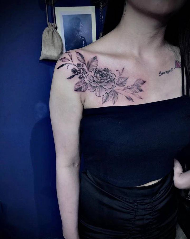 锁骨素花纹身图片_胸部点刺纹身图案