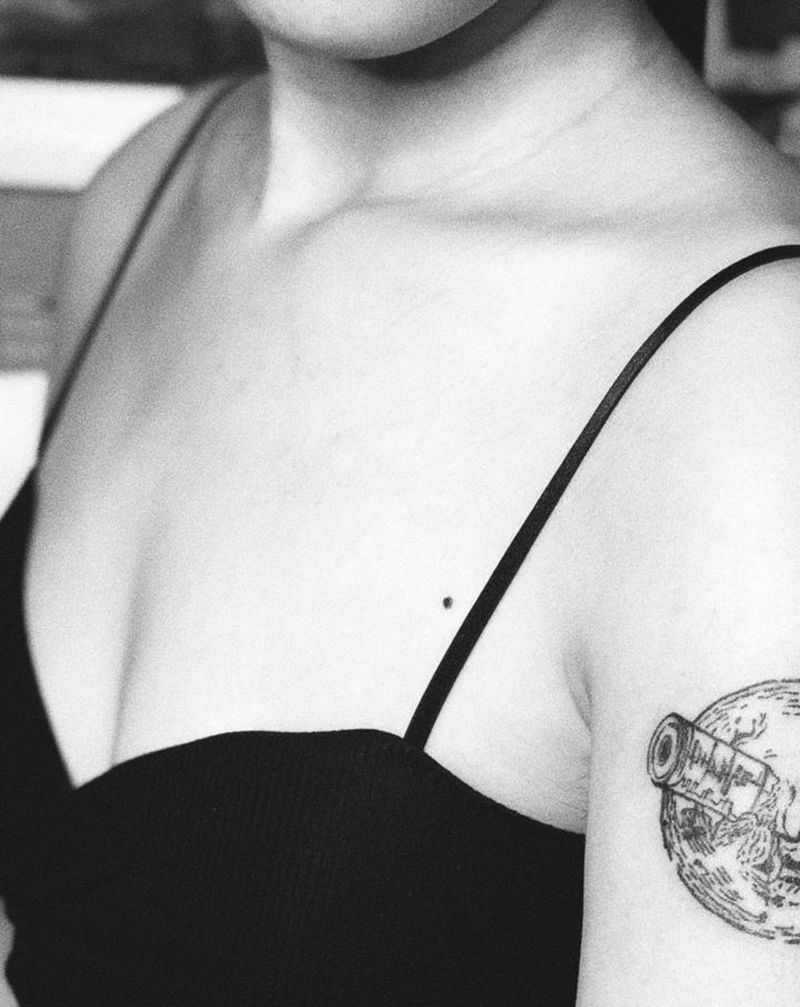 伽利略太阳纹身图片_手臂肩部几何点刺太阳小清新纹身图案