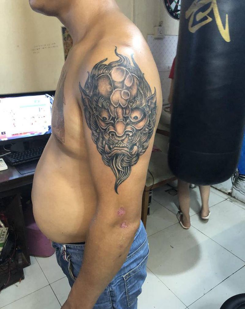 大臂唐狮纹身图片_手臂纹身图案