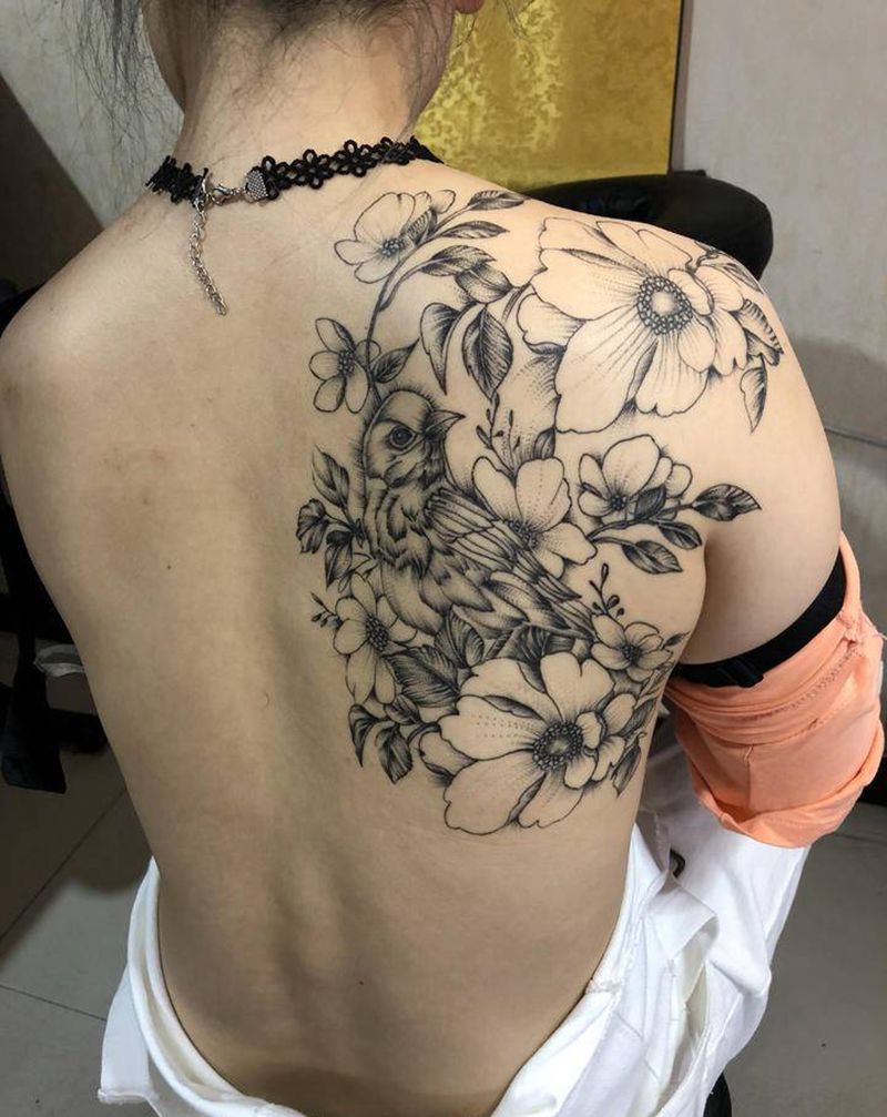 顾客后肩素花喜鹊纹身图片_肩部纹身图案