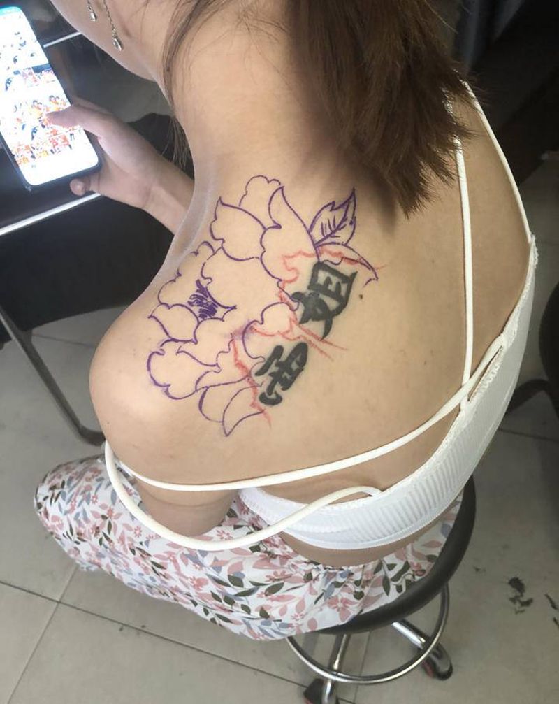 遮盖字纹身图片_肩部纹身图案