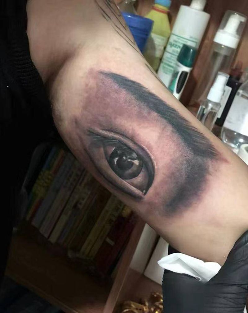 美丽的眼睛纹身图片_手臂颈部欧美写实眼睛纹身图案