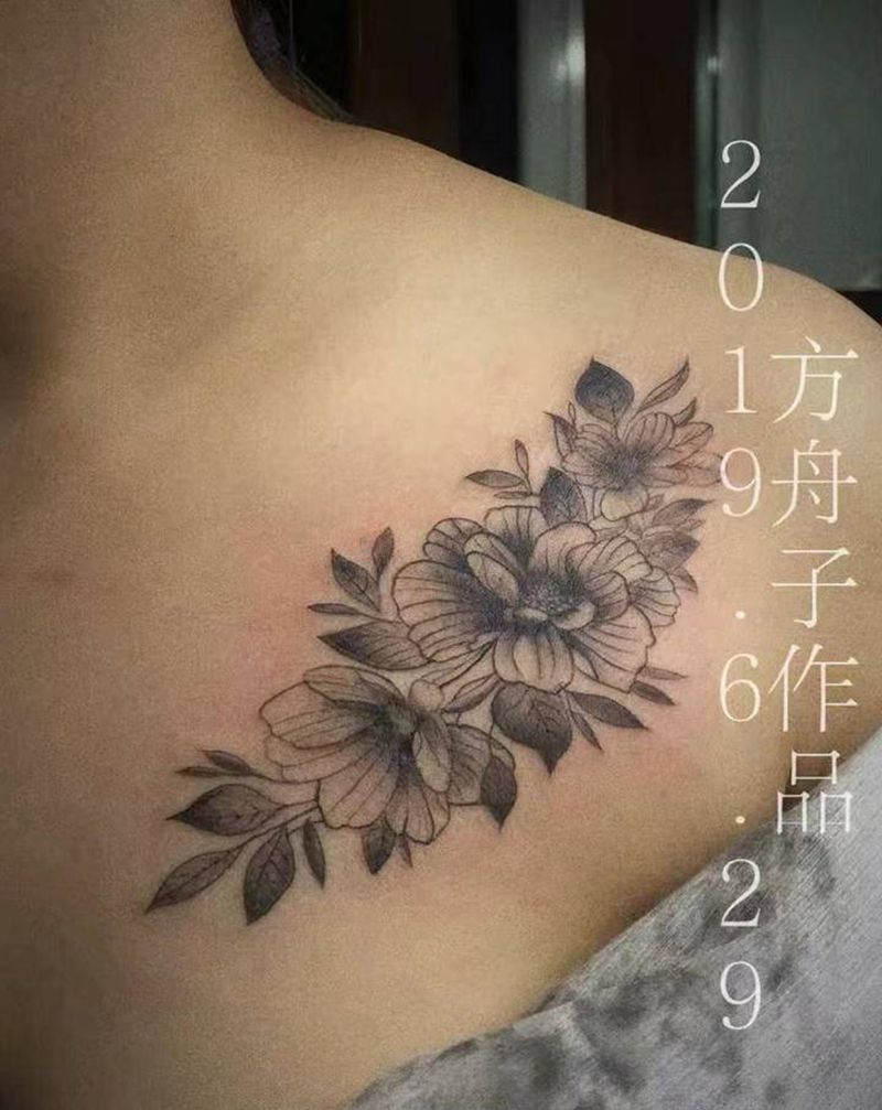 小花花纹身图片_胸部纹身图案