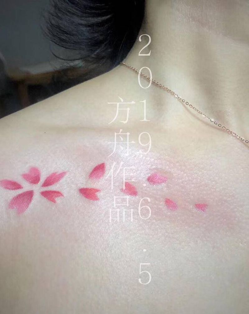 花落纹身图片_胸部肩部水墨水彩锁骨 樱花纹身图案