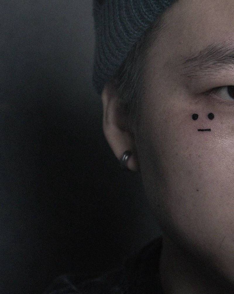 無表情纹身图片_颈部手部几何点刺纹身图案