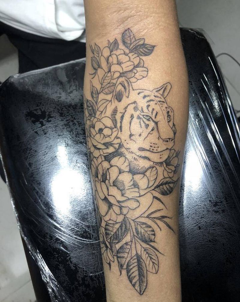 小脑斧纹身图片_手臂腿部点刺几何老虎纹身图案