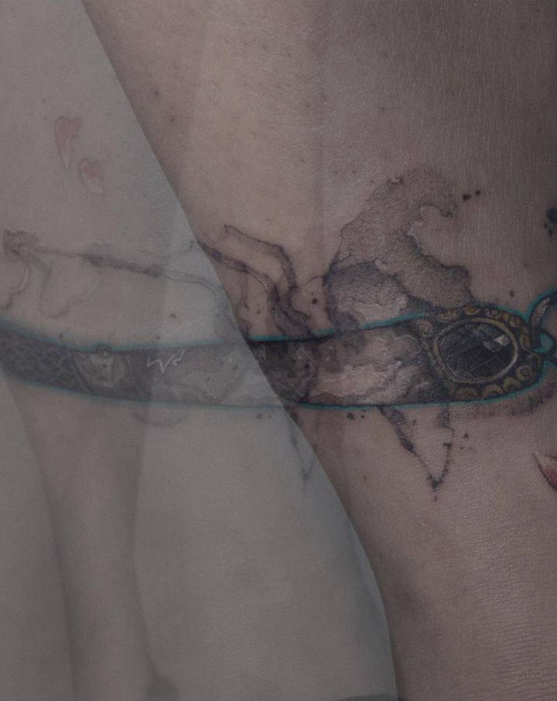 【你的礼物】纹身图片_脚部腿部水墨水彩情侣纹身图案