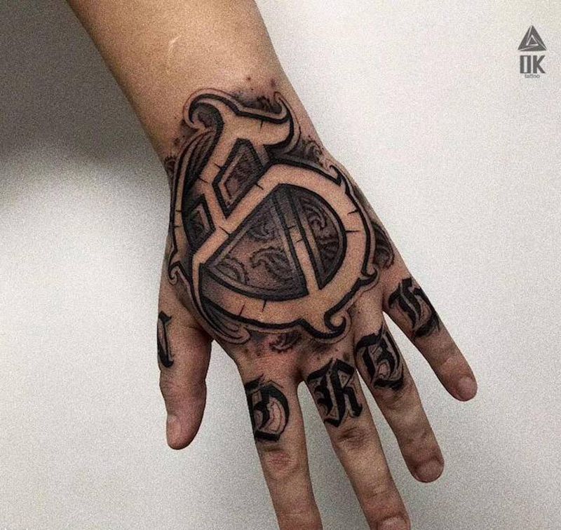 花体字纹身图片_手部花体字字体纹身图案