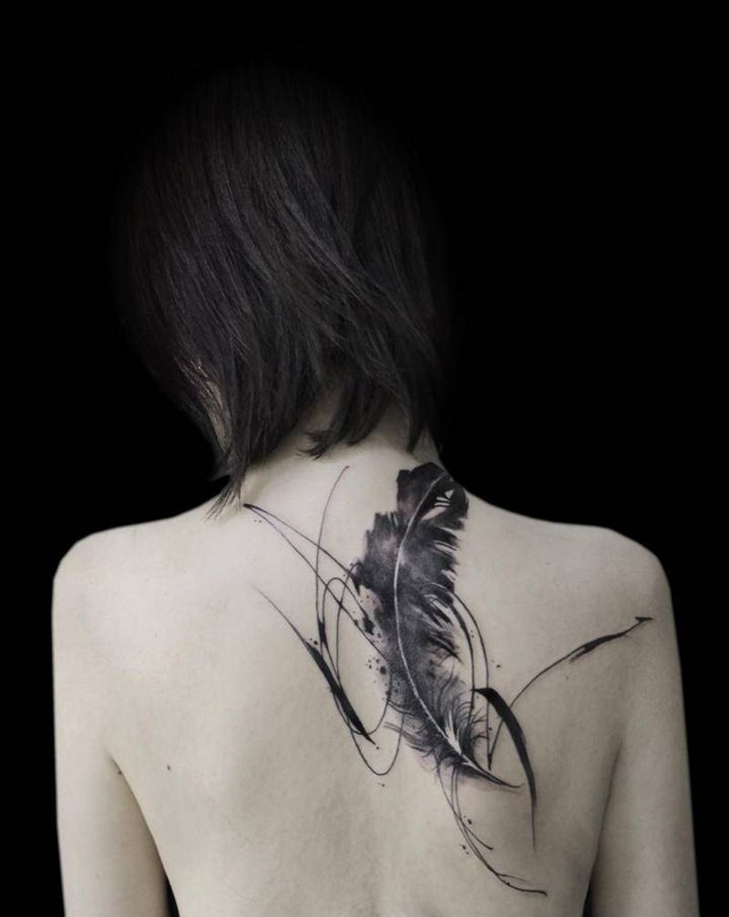 羽毛纹身图片_背部肩部水彩水墨纹身图案