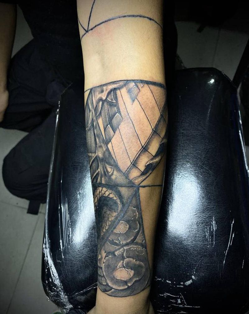 拼接小臂纹身图片_手臂腿部欧美写实新传统钢琴纹身图案