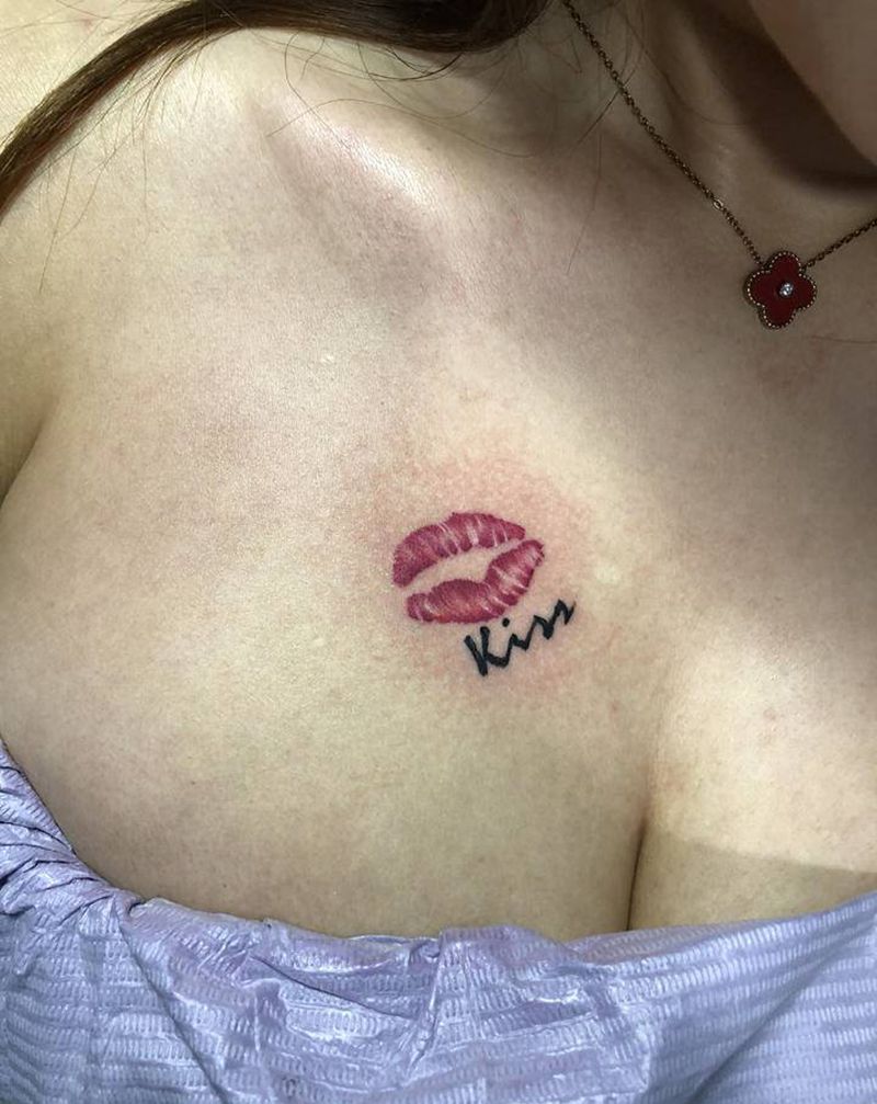 胸口红唇纹身图片_胸部纹身图案