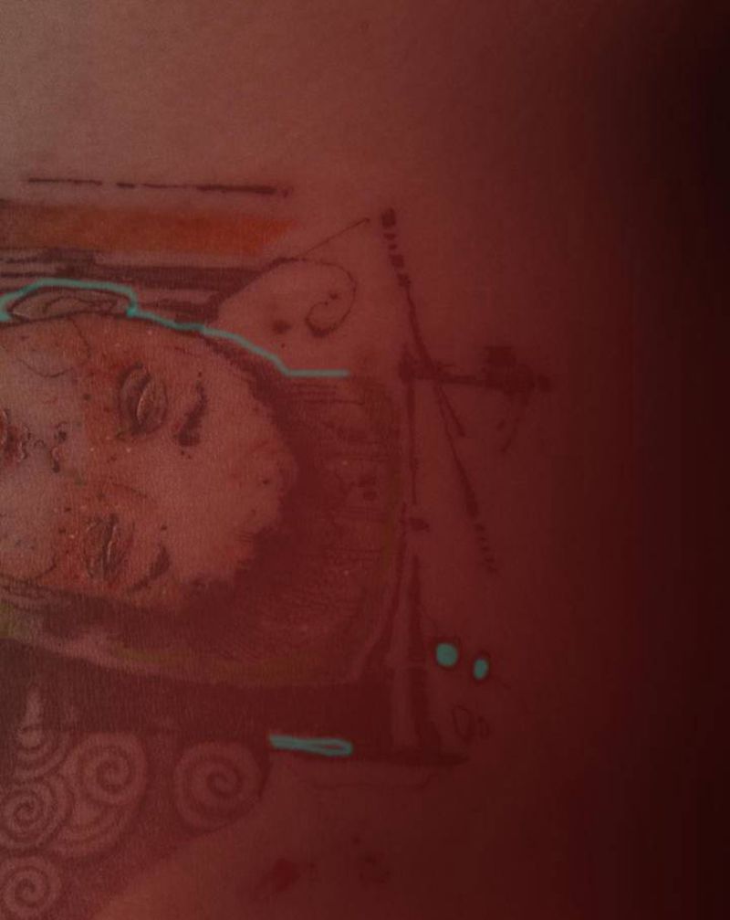 小女孩纹身图片_肩部艺术家纹身图案