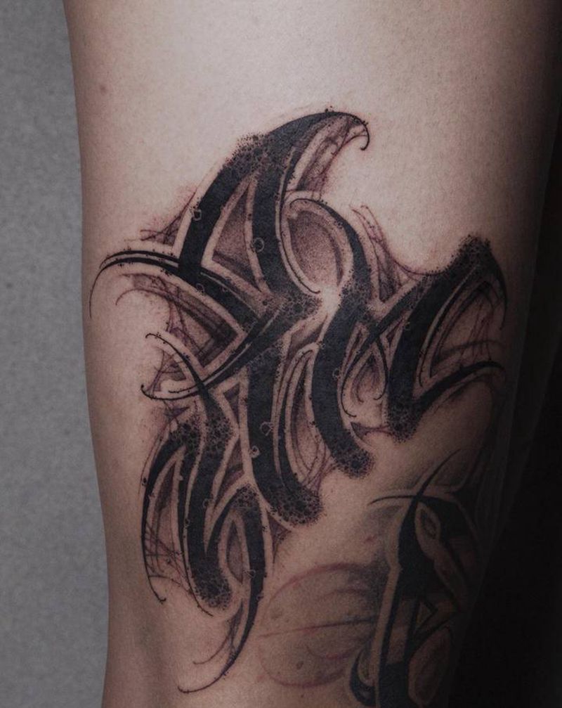 暗黑花体字纹身图片_腿部花体字暗黑纹身图案